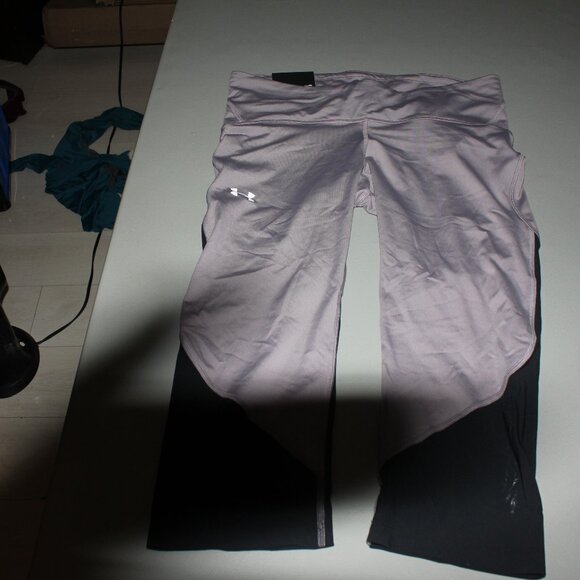Mid Rise Under Armour Crops Size XL New - Picture 1 of 3